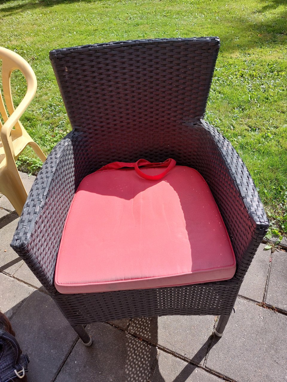 2 tuinstoelen plus ronde tafel