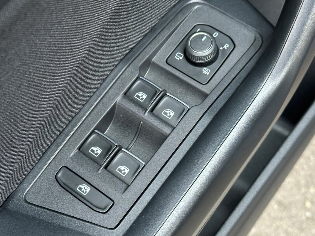 Volkswagen T-roc 1.5 tsi 150pk sport | trekhaak | carplay | led | dode hoek