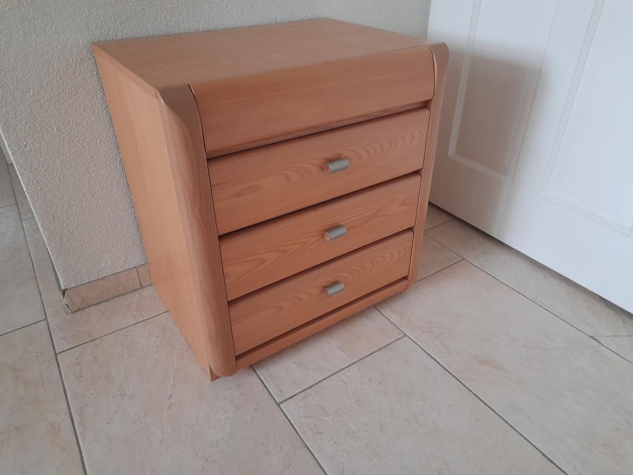 Nachtkastje  55x 42 x 60H (in goede nette staat )