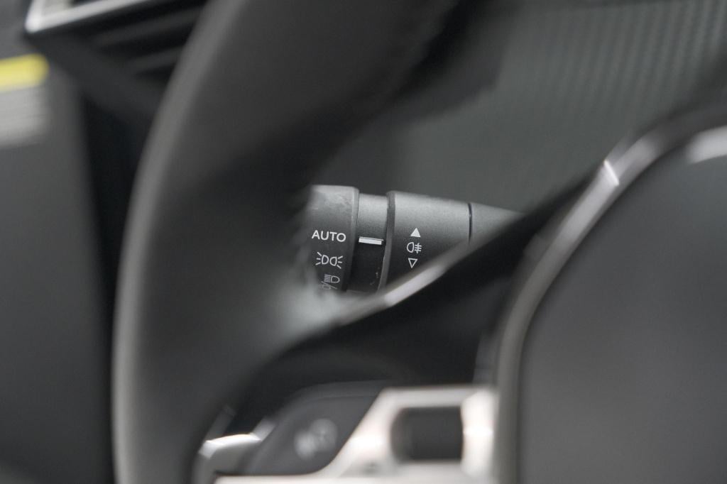 Peugeot 208 puretech 100 allure | parkeersensoren | navigatie | apple carpl