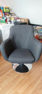 Mooie donkergrijze fauteuil, volledig draaibaar