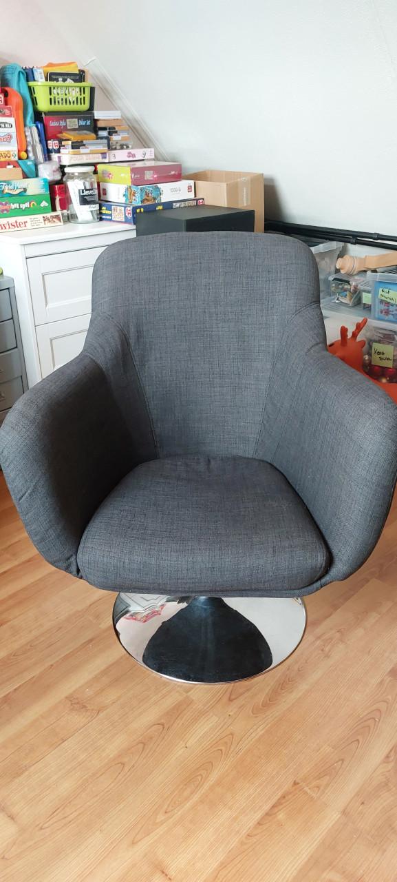 Mooie donkergrijze fauteuil, volledig draaibaar