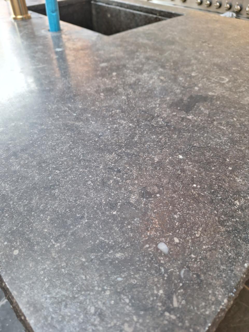 Robuuste hardstenen keukenbladen MOET WEG