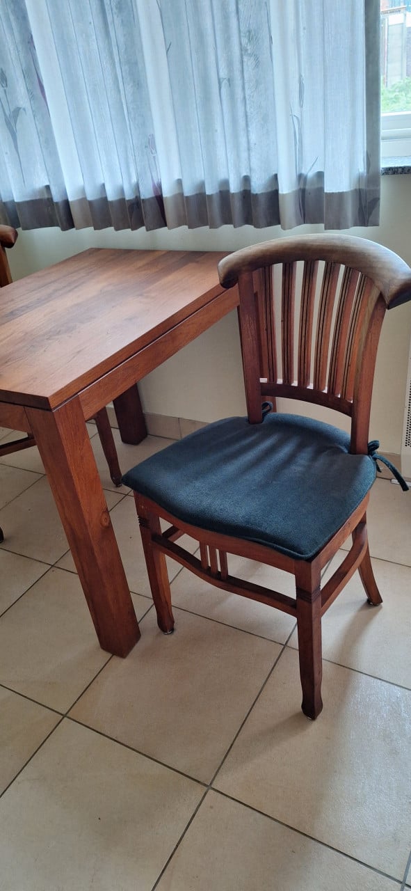 Keukentafel met 2 stoelen.
