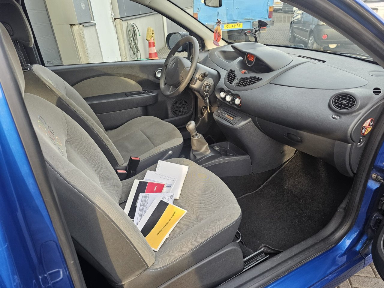 TE KOOP RENAULT TWINGO 1.2 16V AUTHENTIQUE MET AIRCO