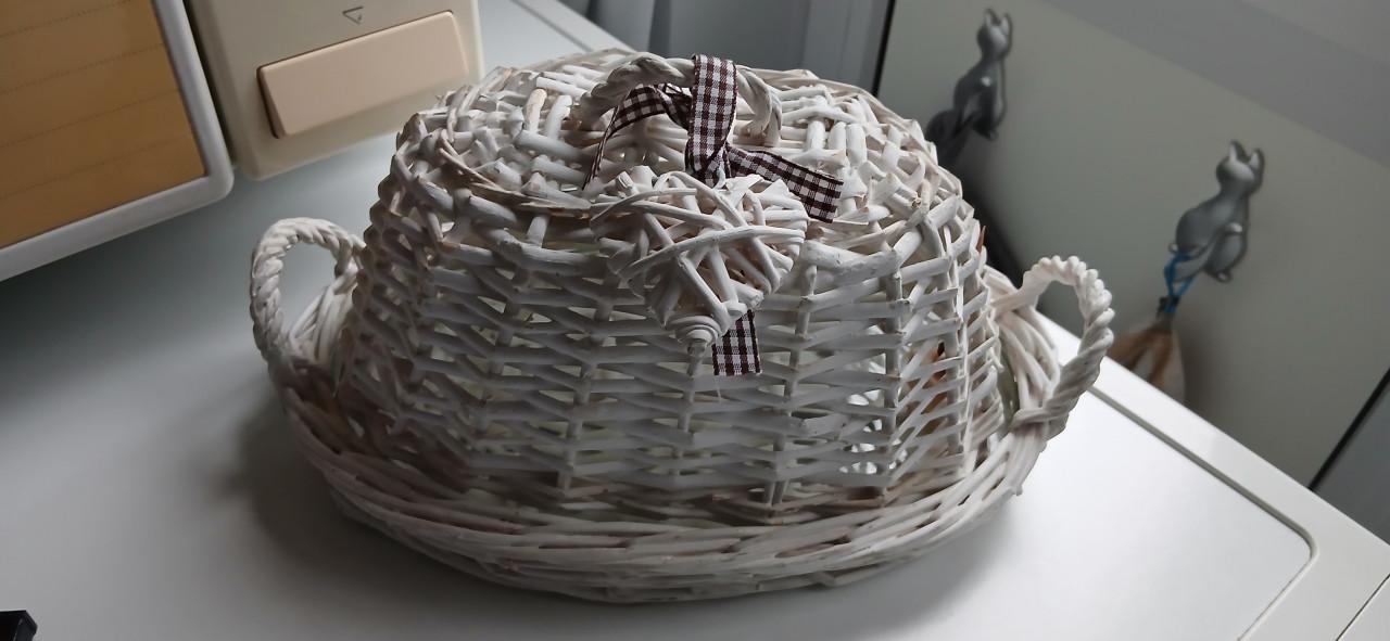 Leuk rieten kaas/boter mandje met glazen onderplaat en deksel nieuw!!
