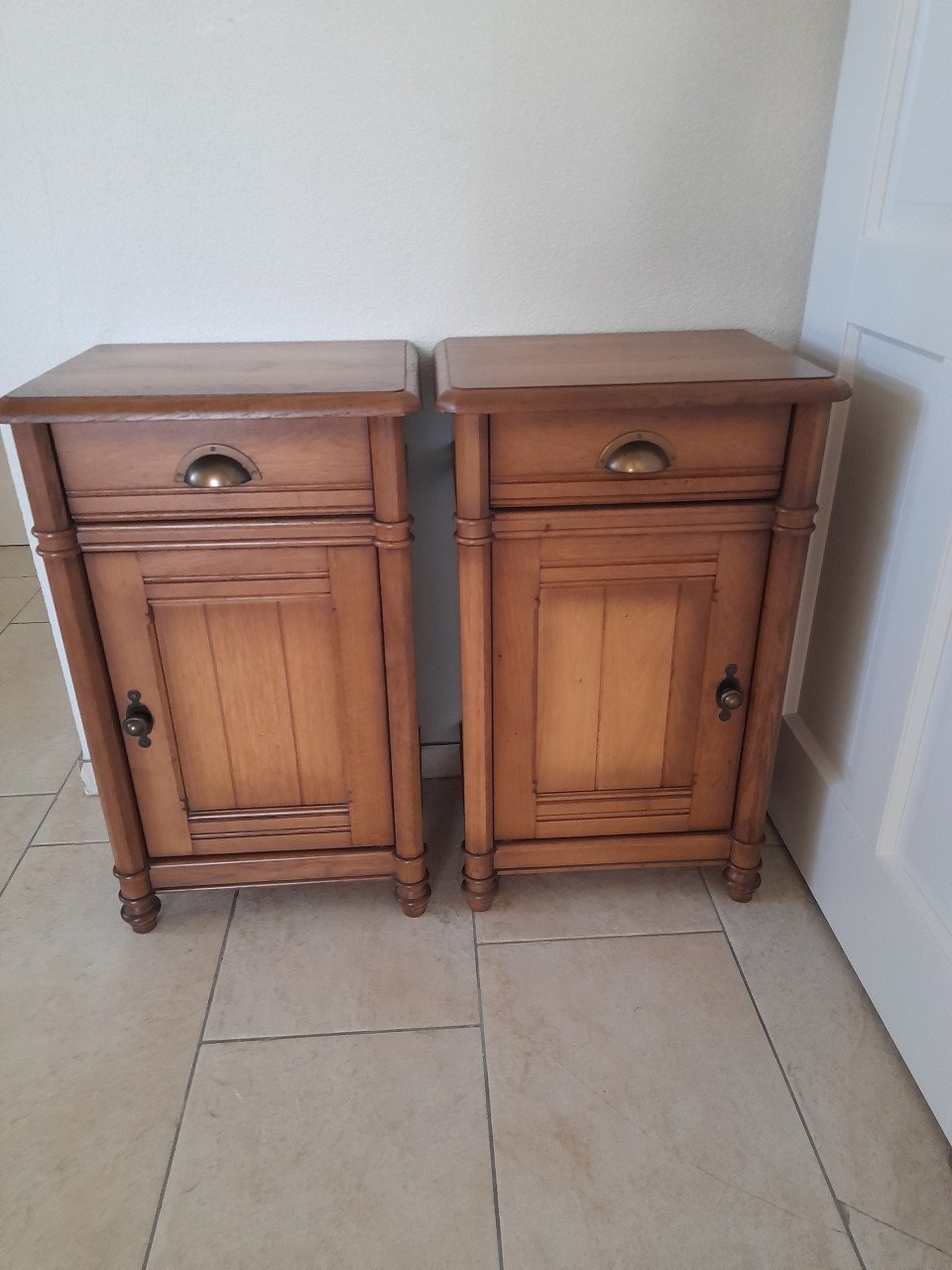2 Nachtkastjes (in goede nette staat ) 44 x 35 x 74H