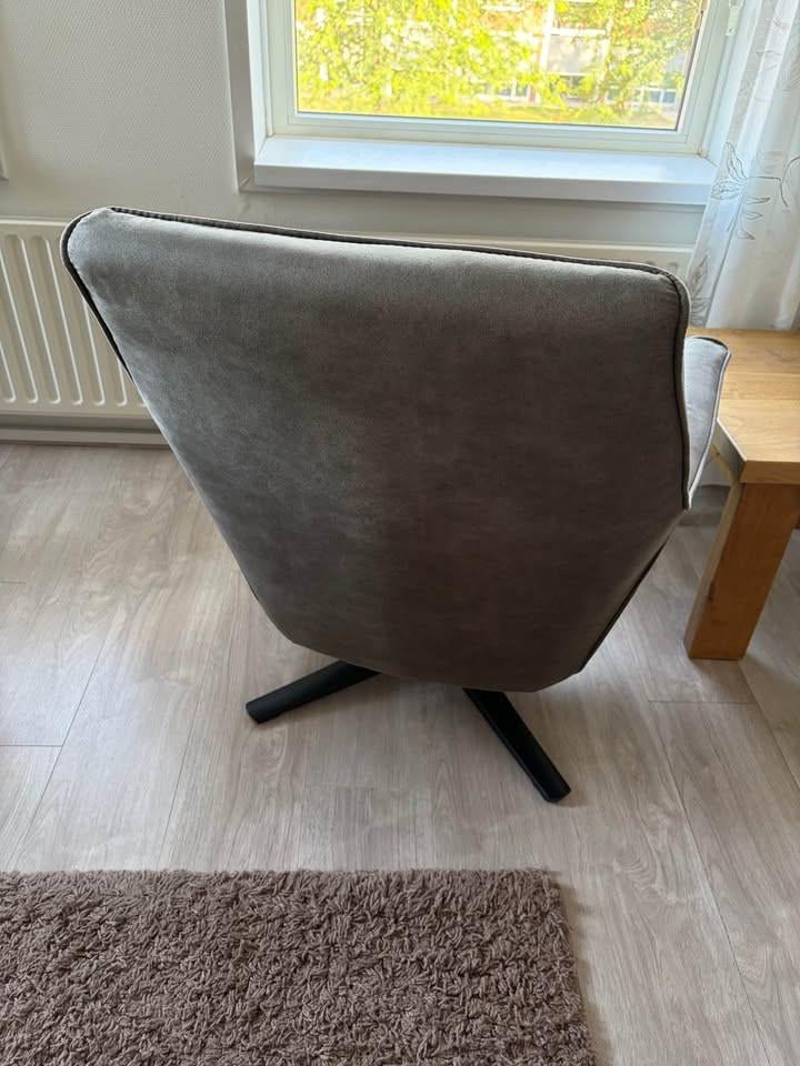 2 bruine draaistoelen