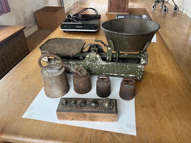 Ouderwetse weegschaal met gewichten