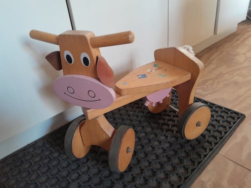 I.g.st.z. massief houten loopfietsje model koetje