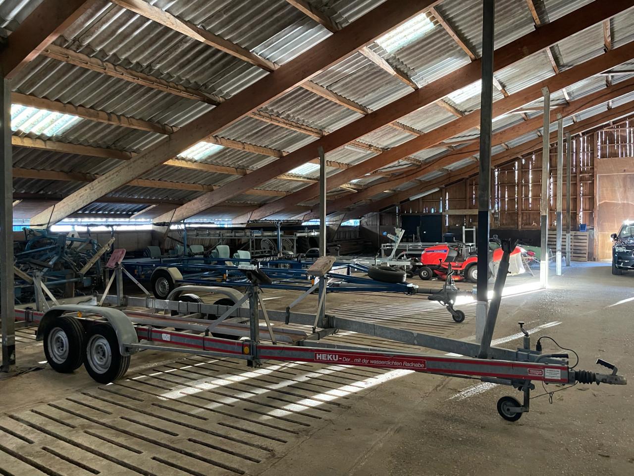 Boot trailer op kenteken in zeer goede staat met bijna nieuwe banden.