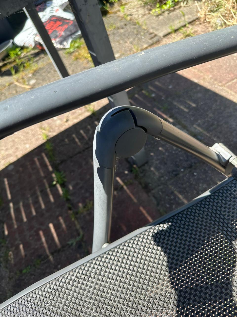 Vier tuinstoelen + opbergbak + tuintafel