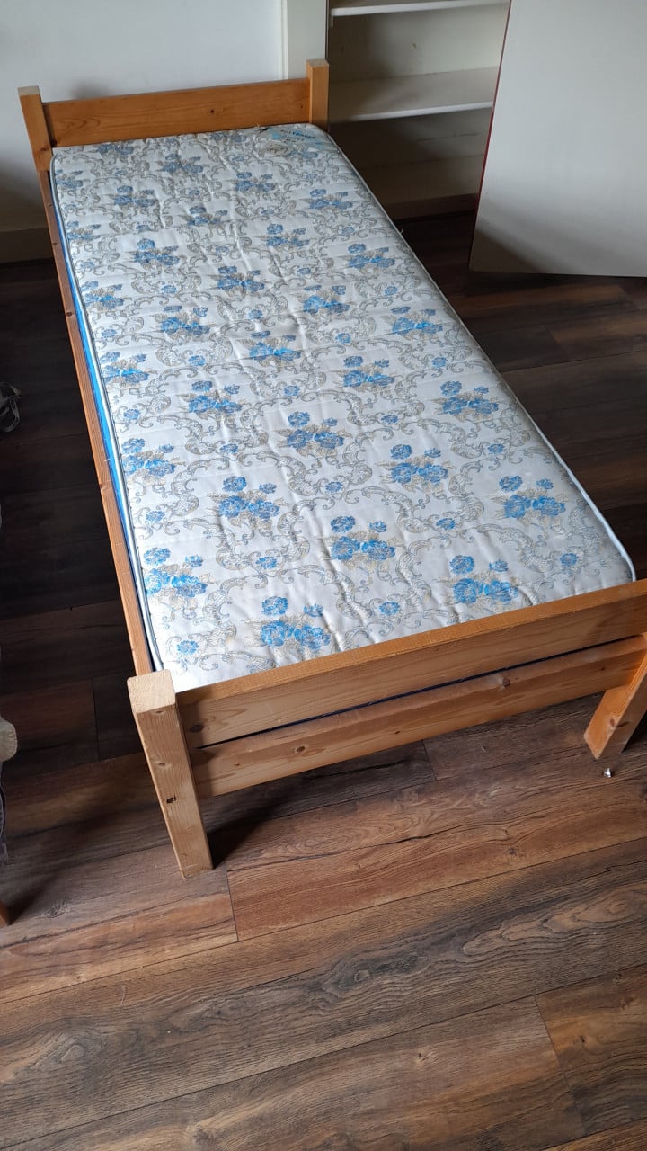 Gratis houten bed met matras