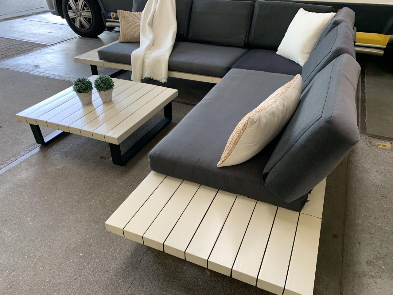 Aluminium loungeset met hout,kussens en tafel.