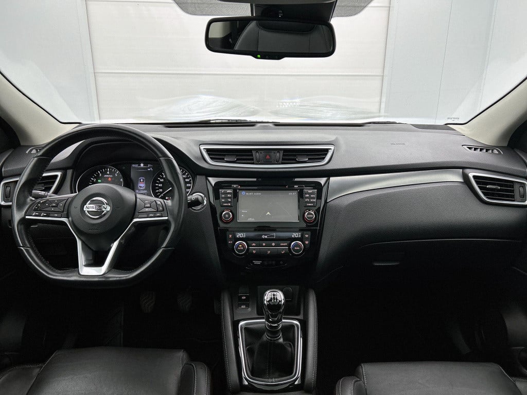 Nissan Qashqai 1.2 tekna | parkeer sensoren | lmv | panorama dak | navigati
