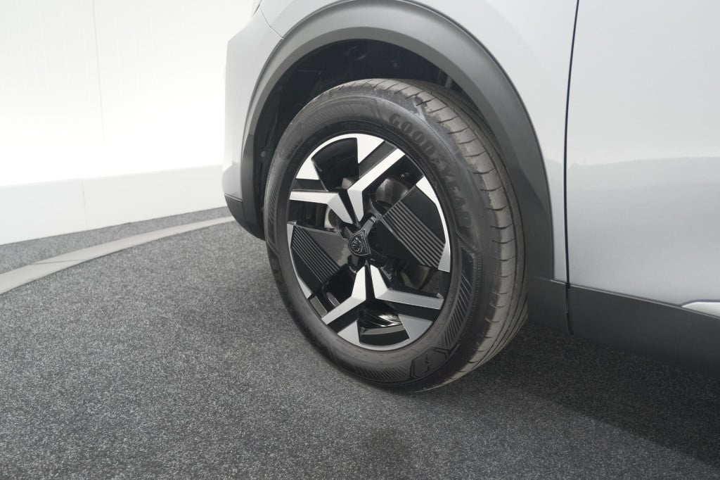 Peugeot 2008 puretech 130 eat8 allure | camera | navigatie | parkeersensore