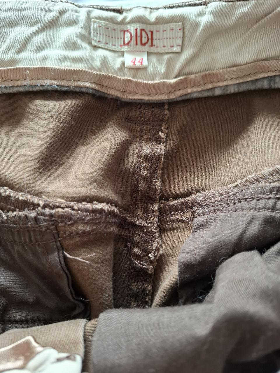 Didi broek met dubbele riemlussen en knoopdetails. Bruin. Maat 44