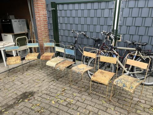 8 Bistrostoeltjes van metaal