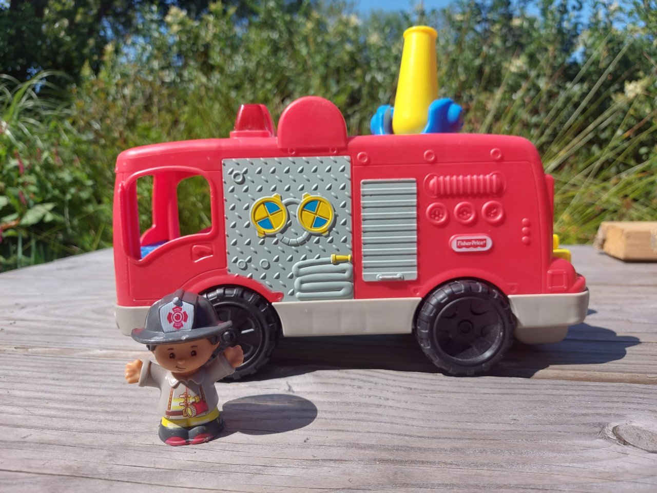 Mooie Fisher Price Little People Brandweerwagen met brandweerman