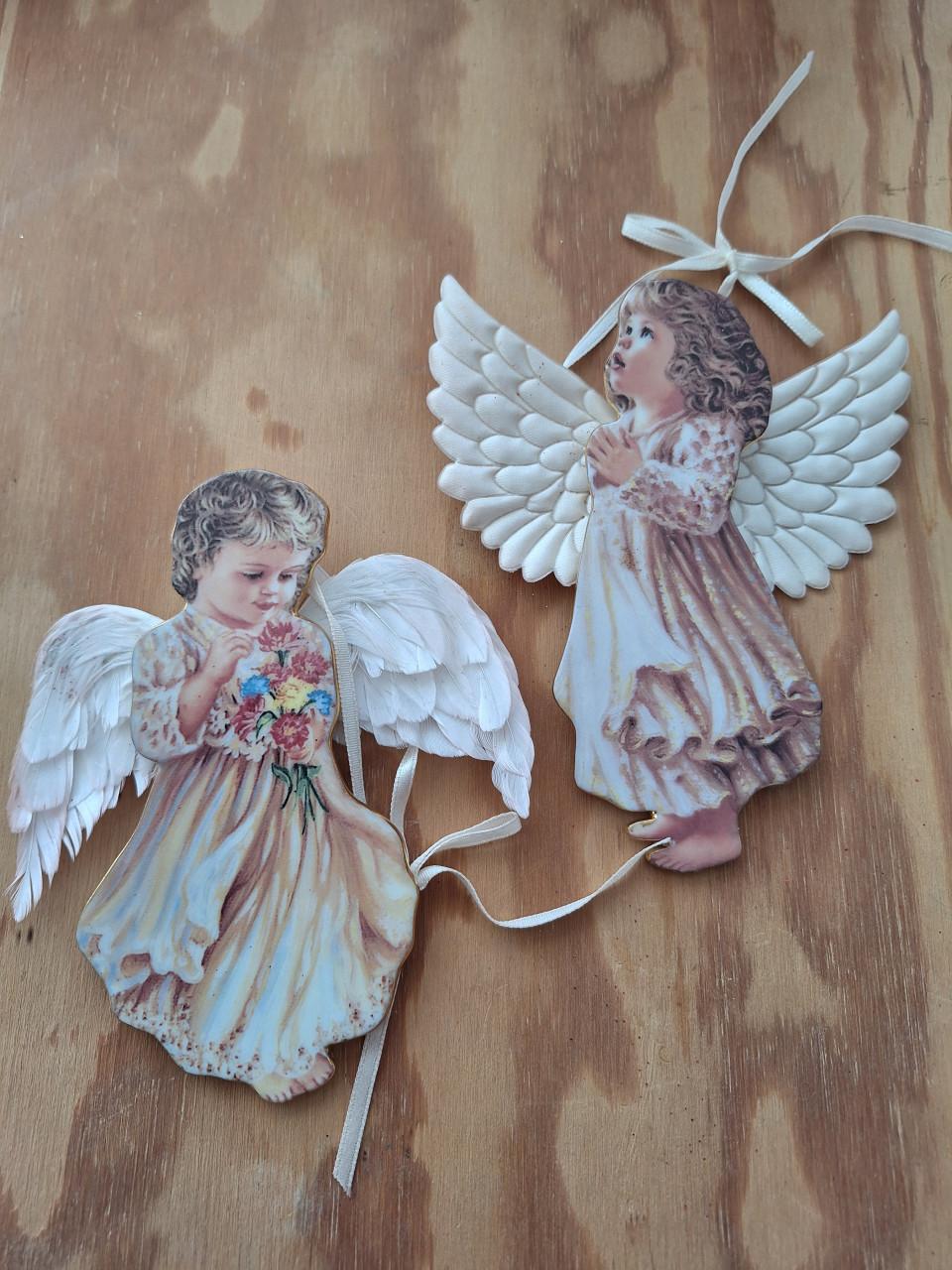 Porseleinen engelen.  Set van 2