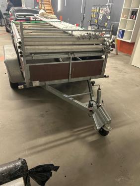 Aanhangwagen en steiger verhuren