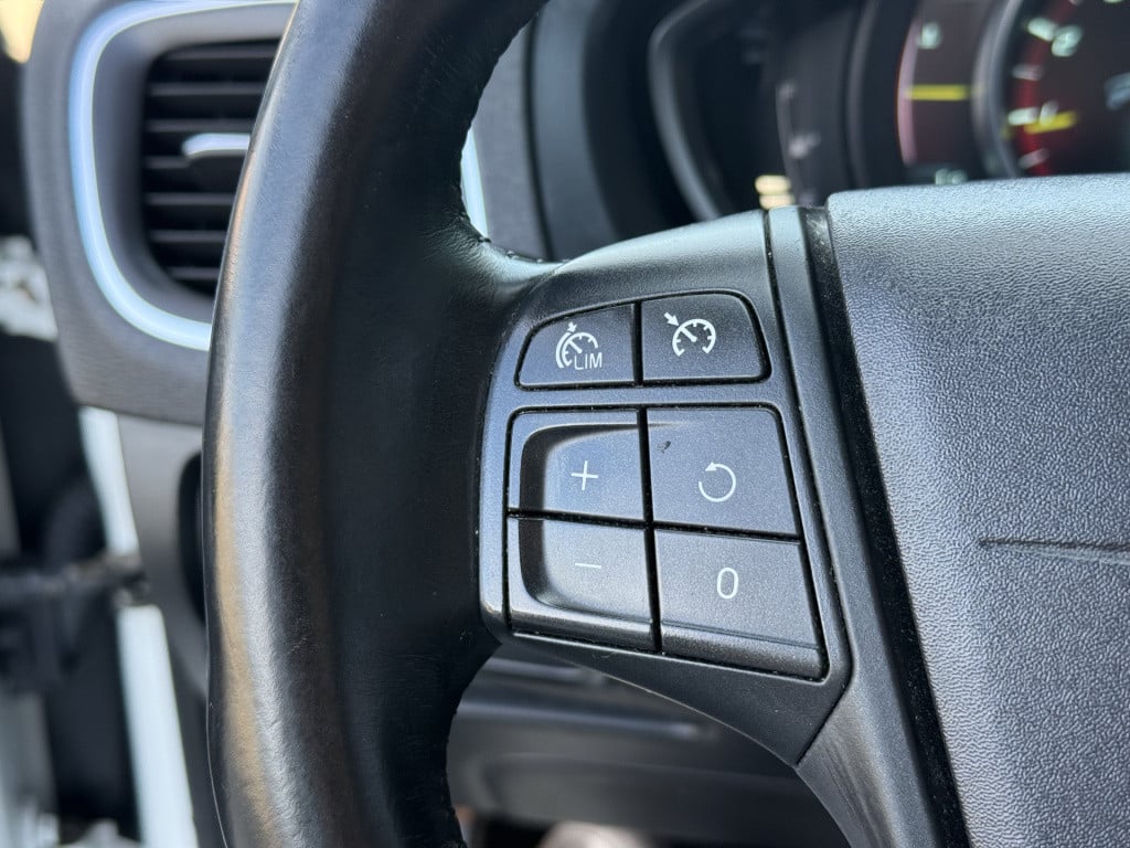 Volvo V40 1.6 t2 r-design | navi | cruise | stoelverwarming | parkeersensor