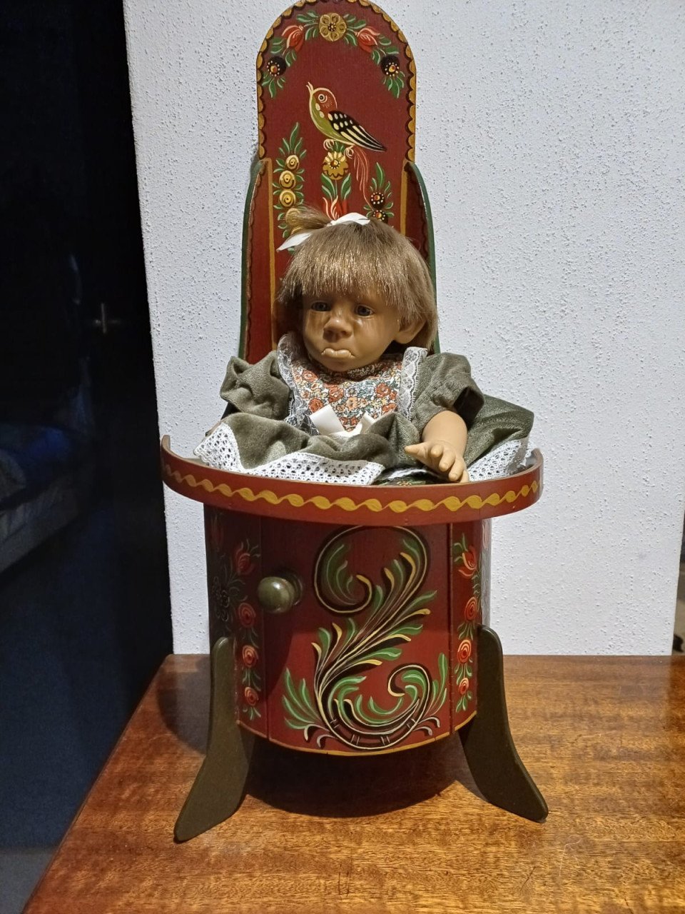 Oud kakstoeltje met pop
