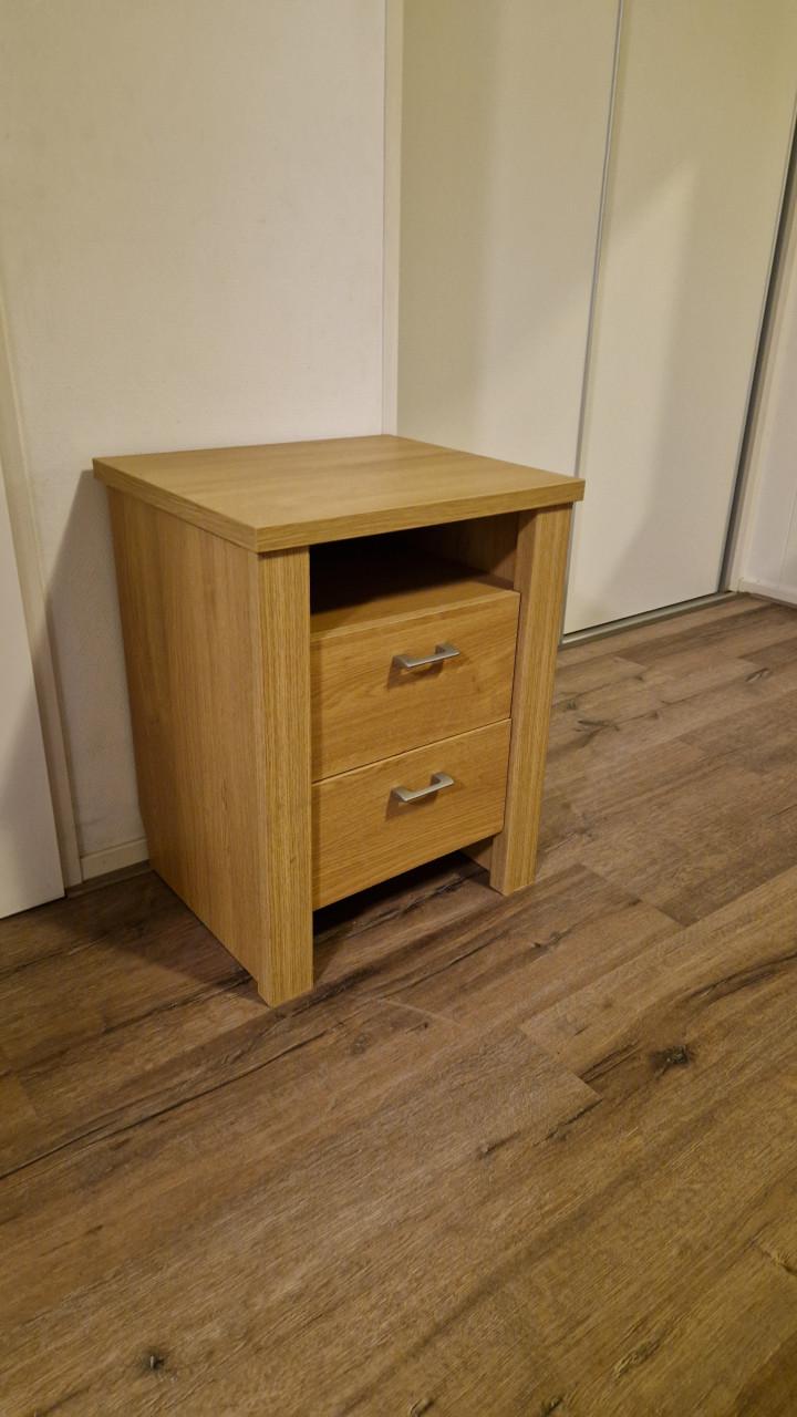 Bed met bijbehorend nachtkastje