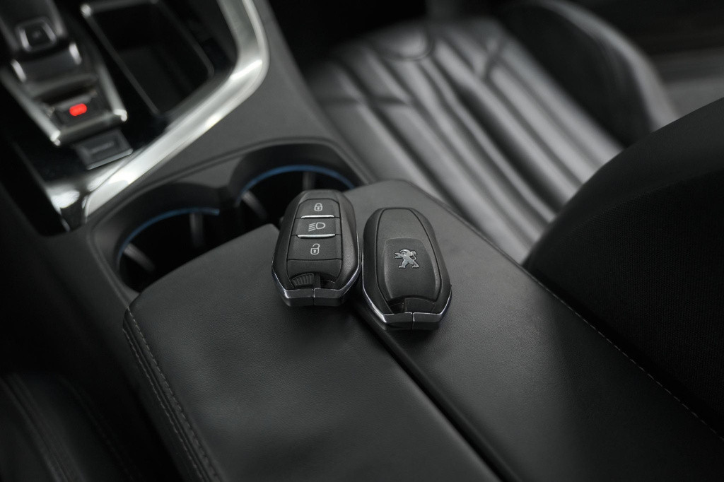 Peugeot 3008 puretech 130 eat6 allure | camera | navigatie | apple carplay 