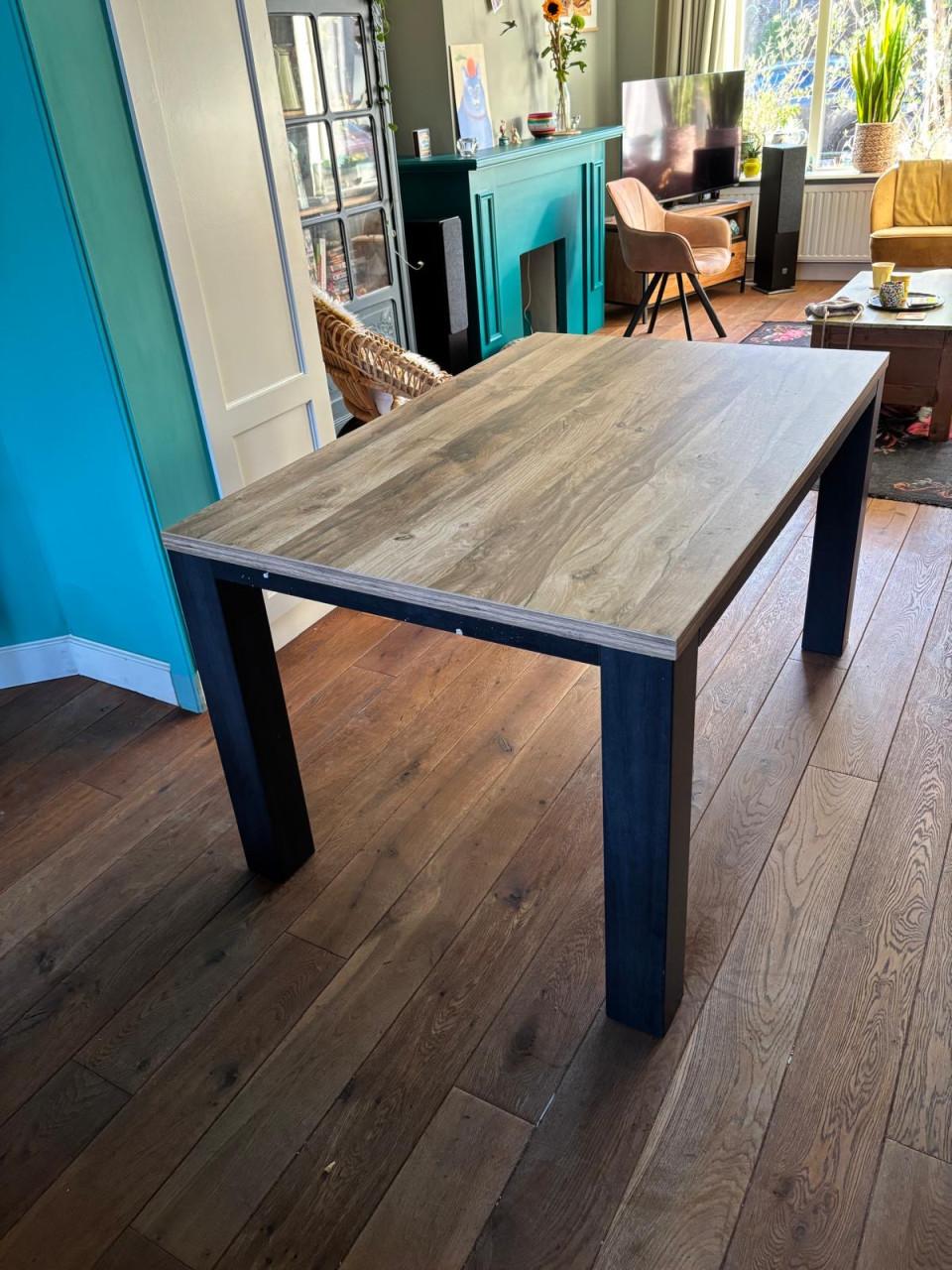 Eettafel L= 140 centimeter  B= 90 centimeter  H = 78 centimeter