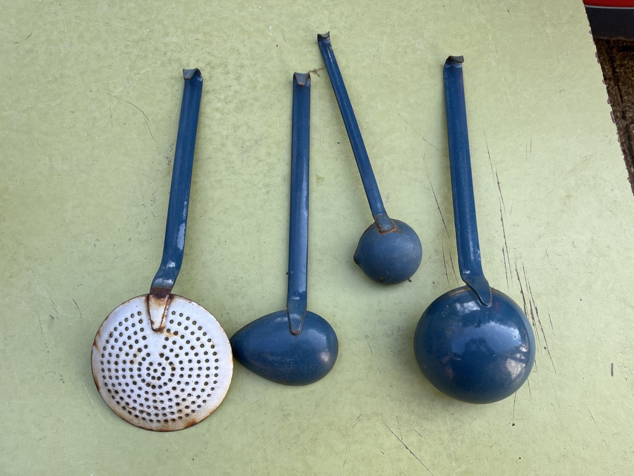 Emaille lepels, blauw met goud randje