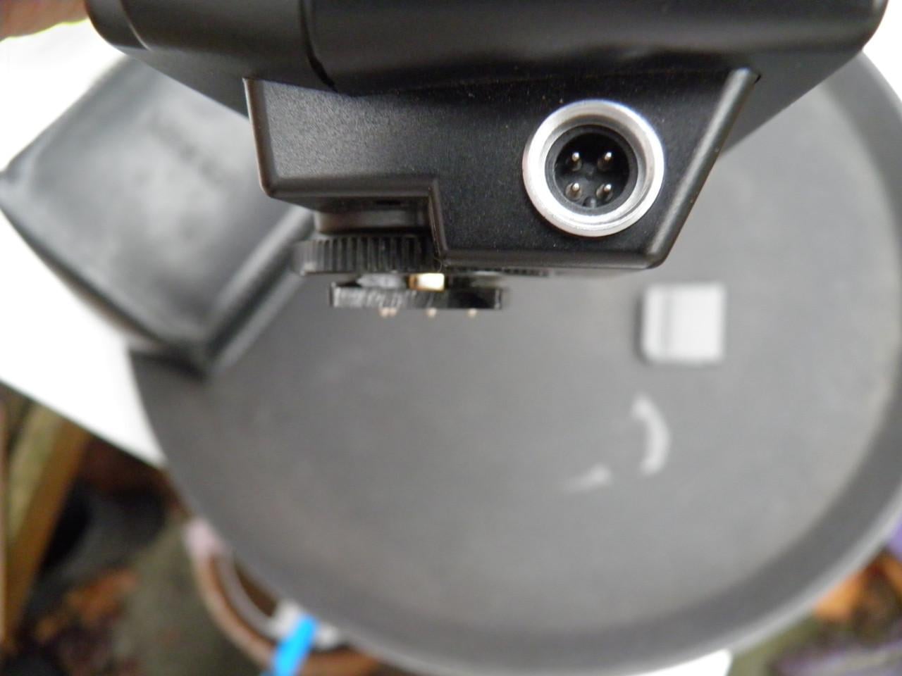 Flitser minolta 4000 af, werkt met 4 aa batterijen.