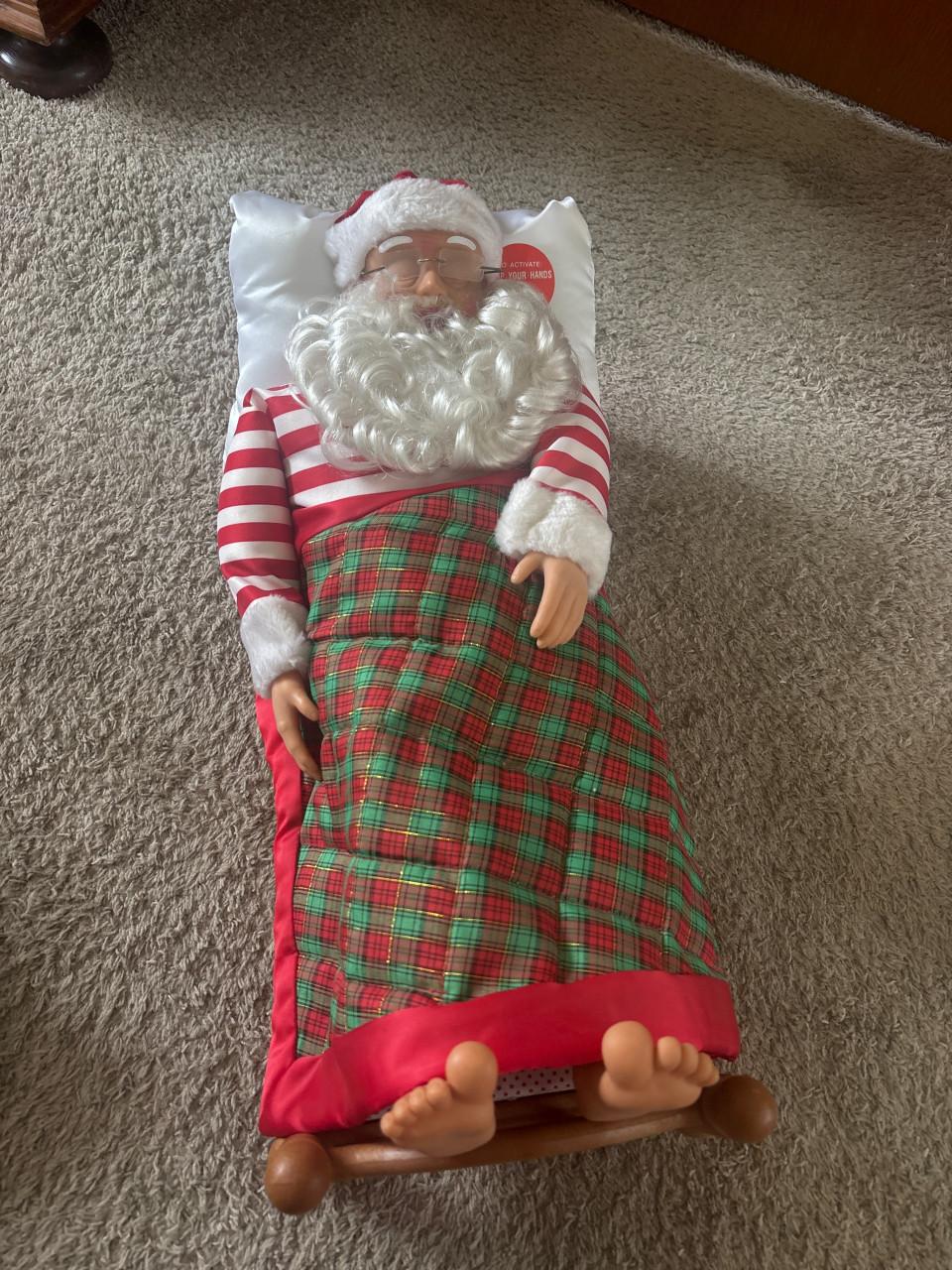 Kerstman op bed