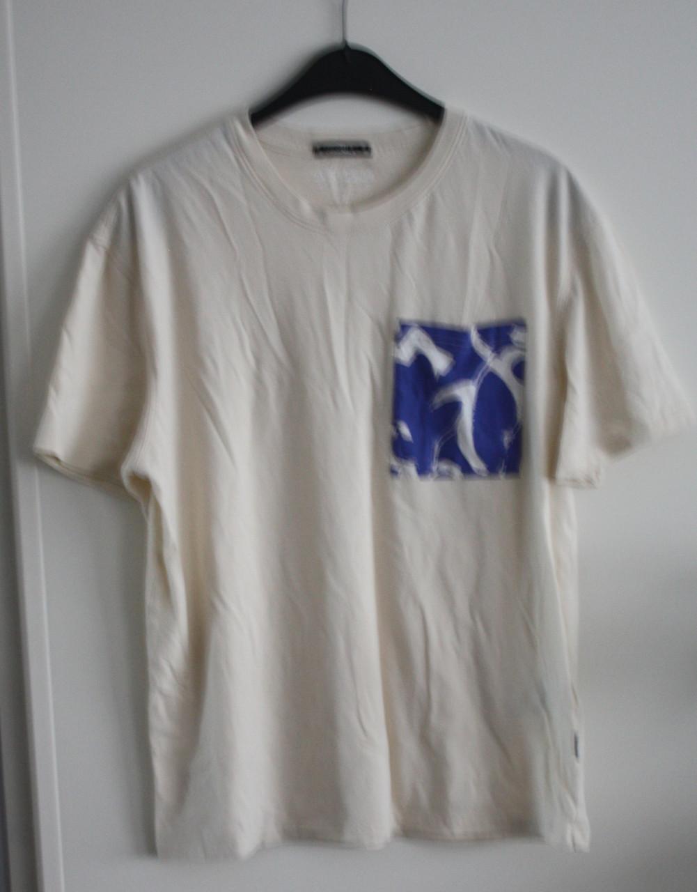 Beige tshirt met blauw borstzakje maat m