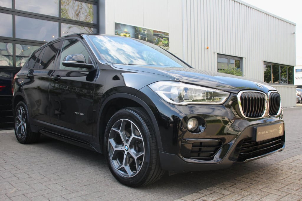 BMW X1 xdrive20i sport line automaat - led - pano - navi - stoel verw - cru