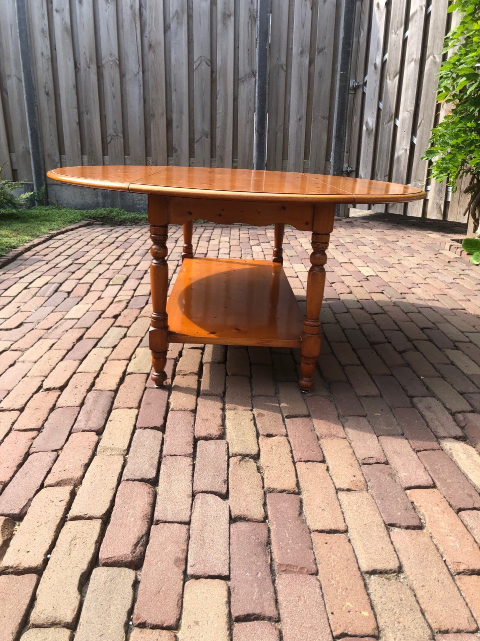 Houten ronde salontafel.