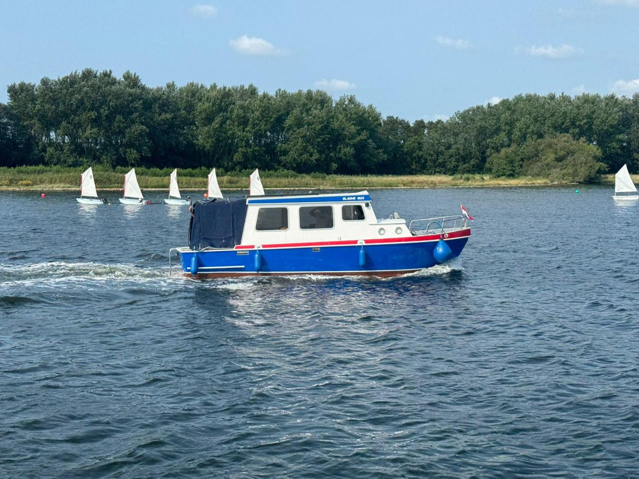 Motorboot 8 meter salonkruiser met stahoogte