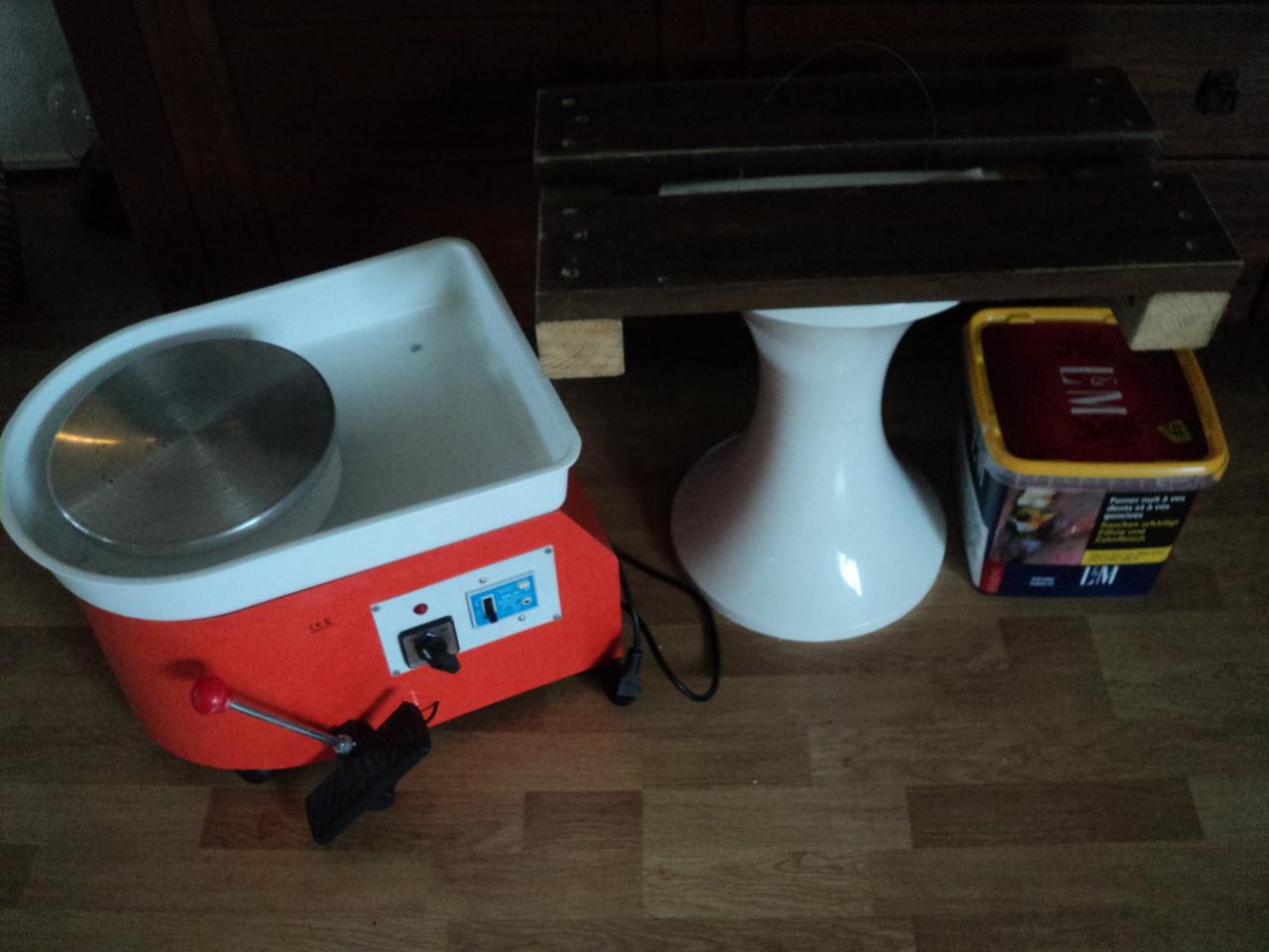 Vrijwel nieuwe POTTEBAKKERS draaitafel met toebehoren  75,-