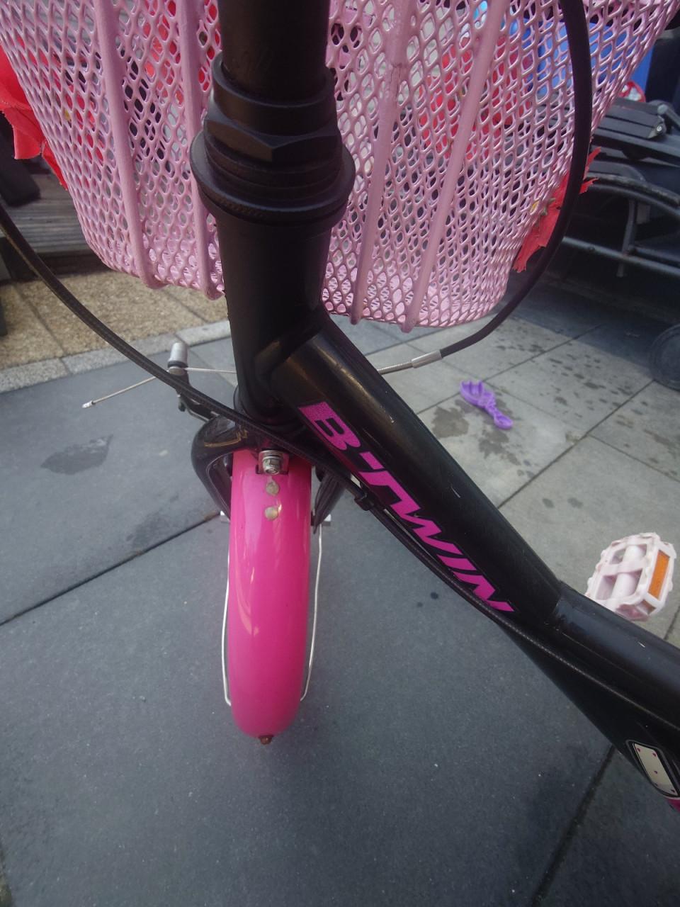 Meisjesfiets B'Twin Spy Hero roze zwart 16 inch met mandje