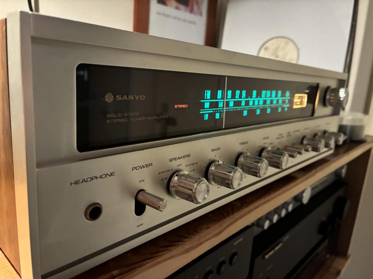 Een perfecte Sanyo tuner/versterker DCX-2500L.