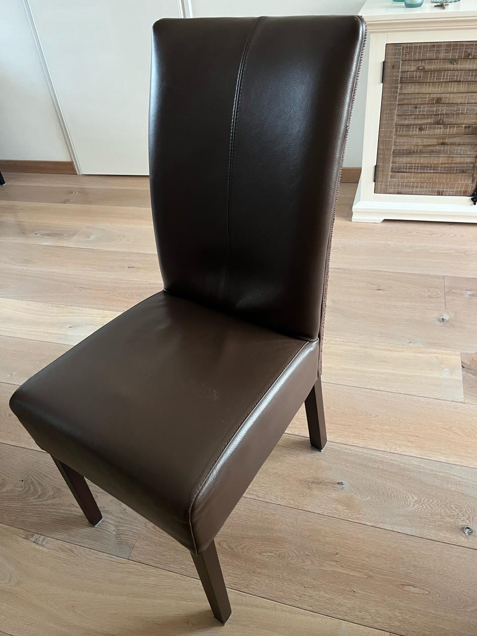 Vier eetkamerstoelen. bruin leer en van achteren riet.