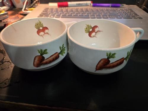 2 stuks vintage soepkommen, met wortels en radijs