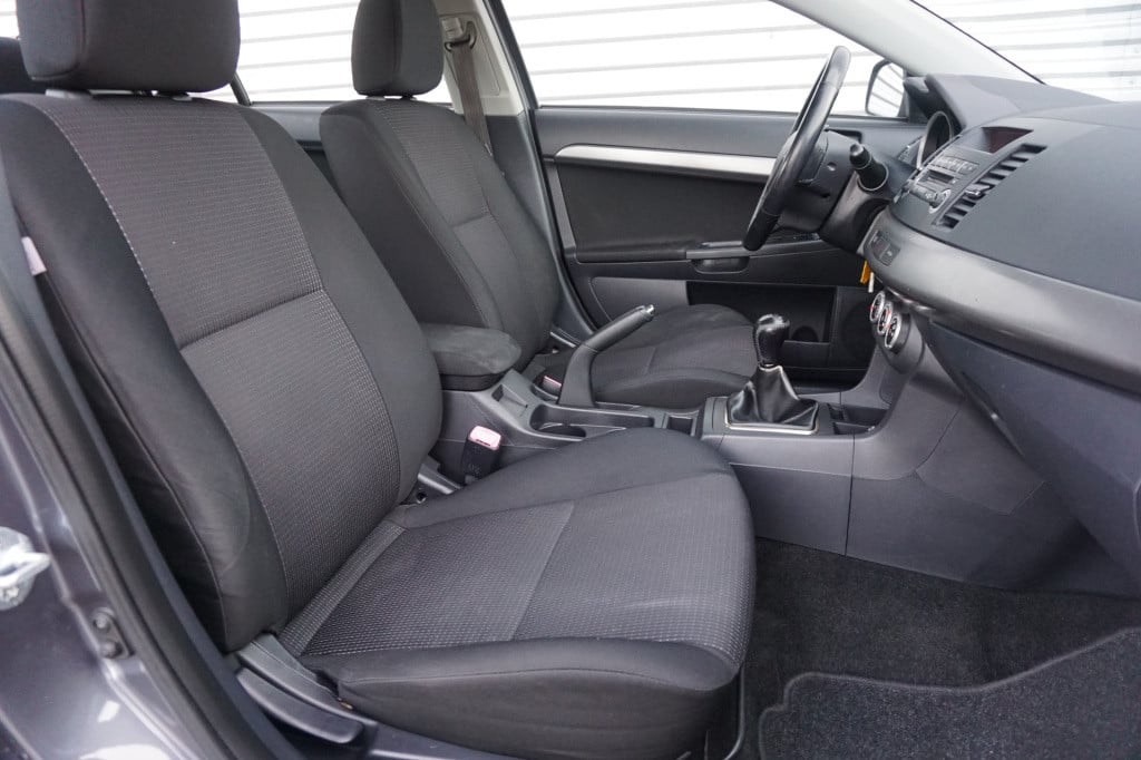 Mitsubishi Lancer sports sedan 1.8 invite airco / cruise / elektr. ramen / 