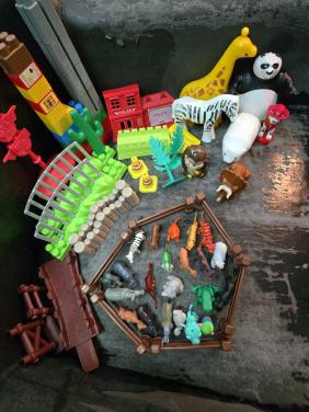 Speelgoedfiguren en bouwstenen diverse plastic dieren, 22 kleine, 6 grote.