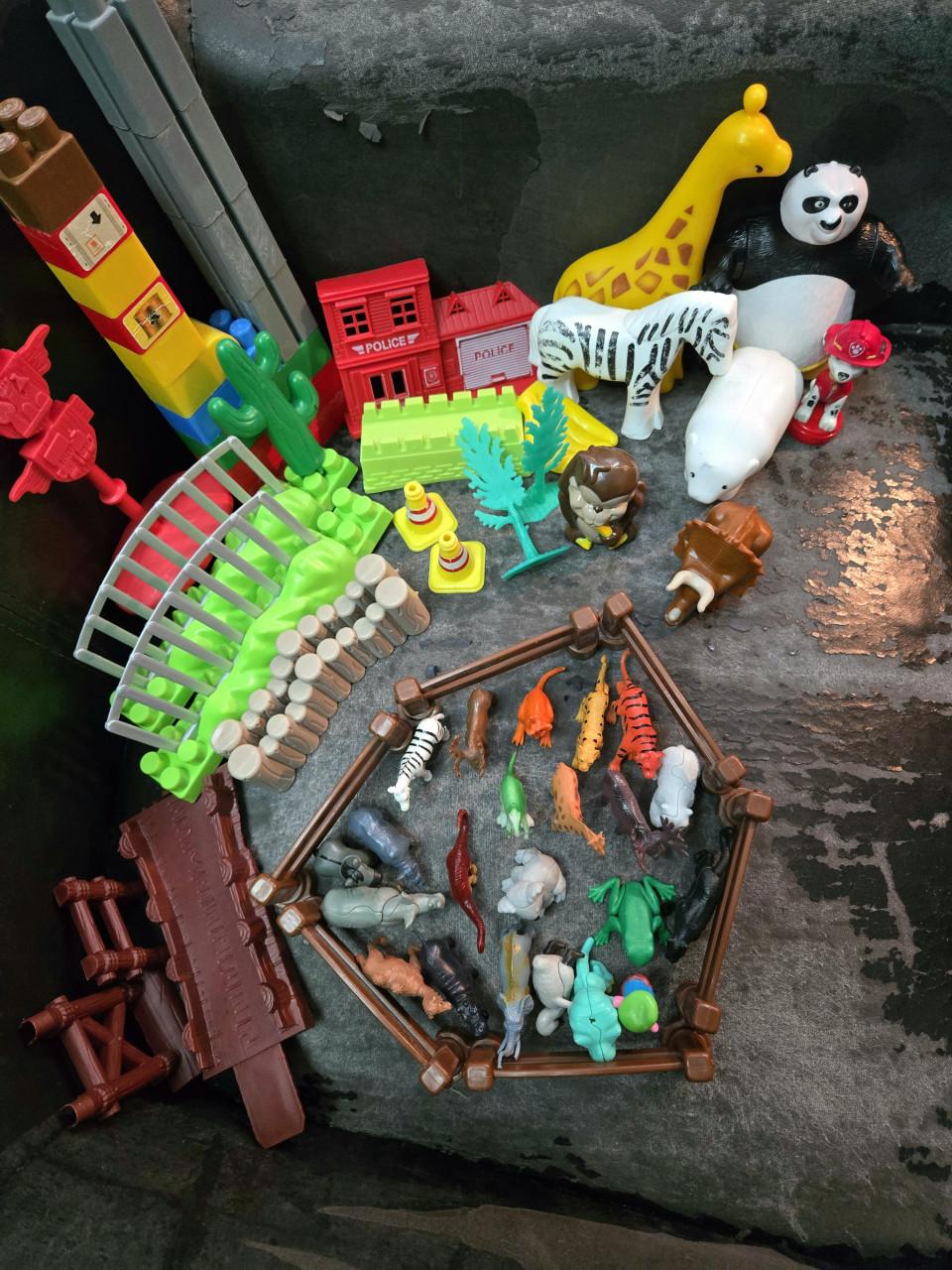 Speelgoedfiguren en bouwstenen diverse plastic dieren, 22 kleine, 6 grote.