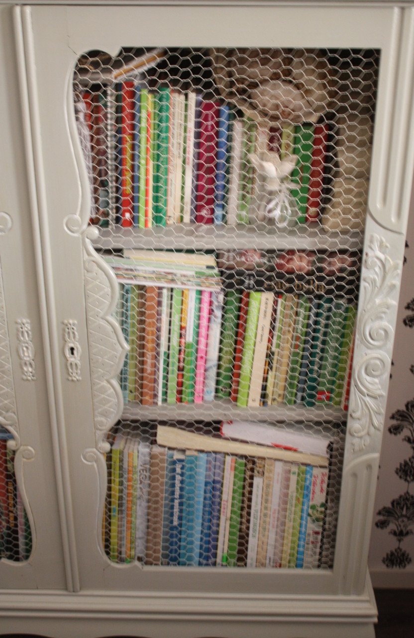 Mooie grijze brocante servies/boekenkast