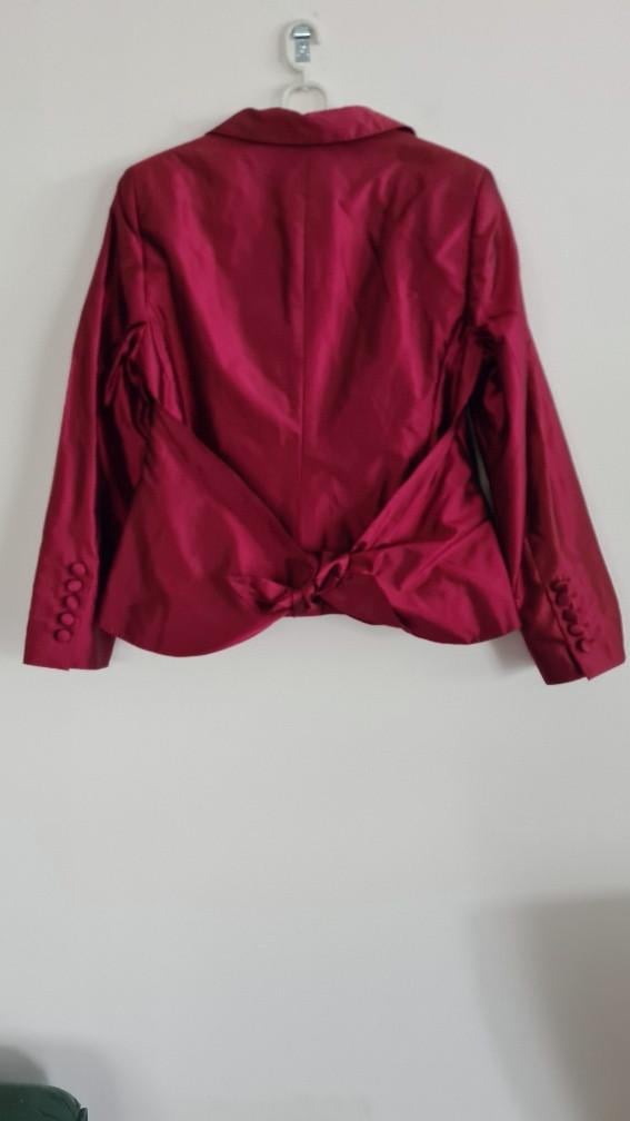 RENA LANGE: Nieuw robijnrood mantelpak maat 44/46 € 2.650,–