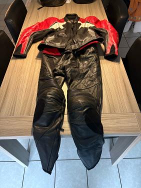 IXS 2delige leren motorpak maat 106 boven en 52 rood