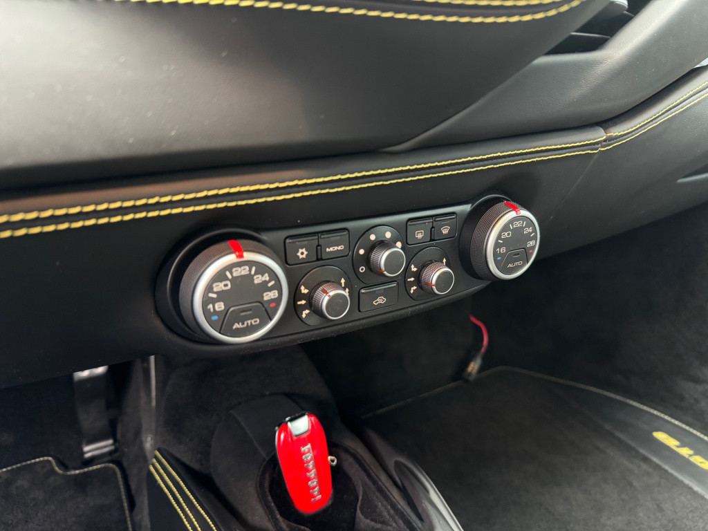 Ferrari 488 3.9 gtb hele * daytona seats * carbon driver zone * dealer onde