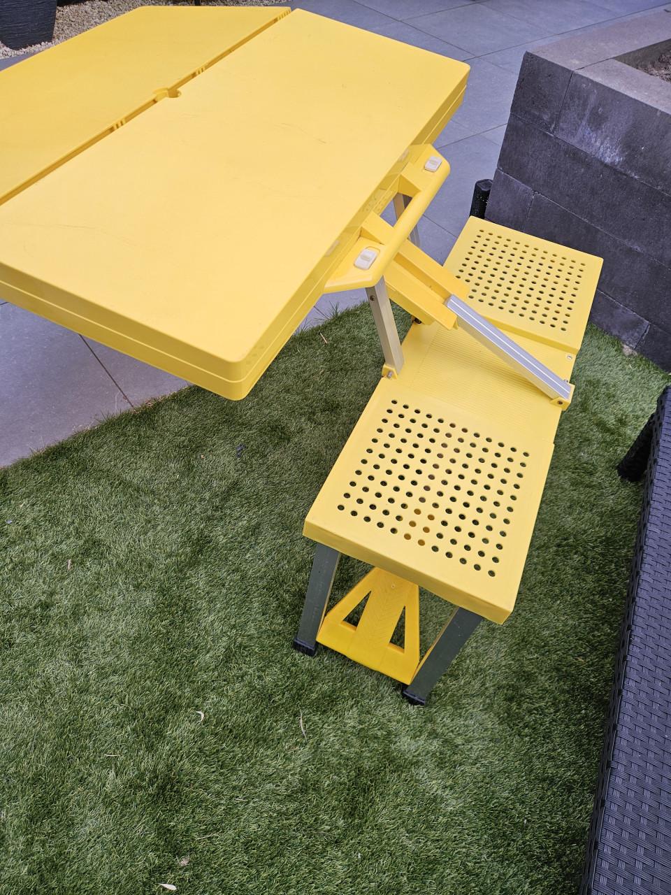 Gele opvouwbare picknicktafel - ideaal voor camping/tuin